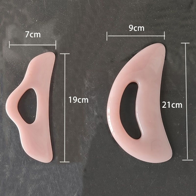 Masajista de cuello portátil de forma de corazón Green Jade Guasha Pad con material de resina de cera de abeja