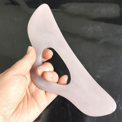 Masajista de cuello portátil de forma de corazón Green Jade Guasha Pad con material de resina de cera de abeja