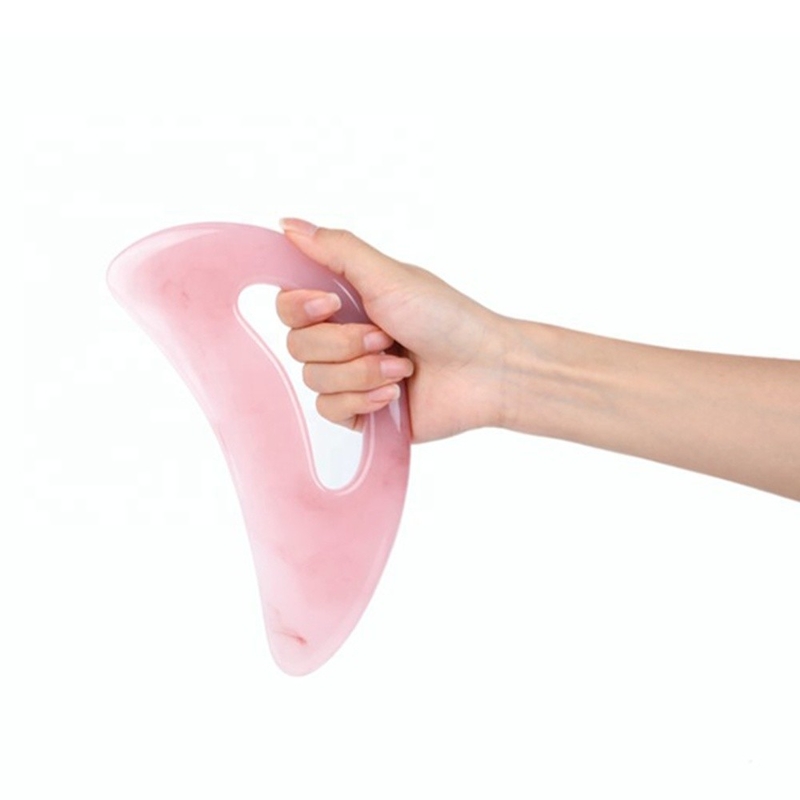 Masajista de cuello portátil de forma de corazón Green Jade Guasha Pad con material de resina de cera de abeja